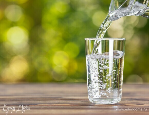 Что будет, если пить минеральную воду вместо обычной? Ответит диетолог