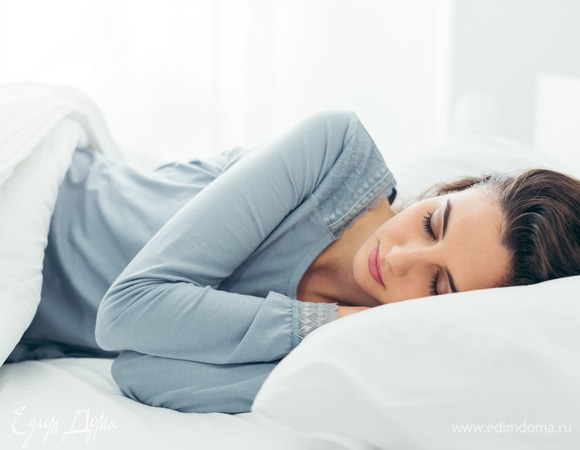 Эксперты определили позу для сна, уменьшающую изжогу