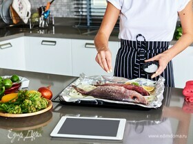 Как легко очистить рыбу от чешуи: повар поделился лайфхаками