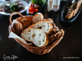 Диетолог объяснила, почему в некоторых ресторанах бесплатно подают хлеб