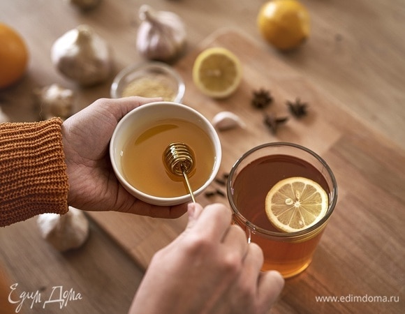 Нагревать — не опасно: врач объяснила, почему мед можно смело добавлять в горячий чай