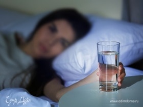 Сколько воды можно пить перед сном — названа идеальная для всех норма
