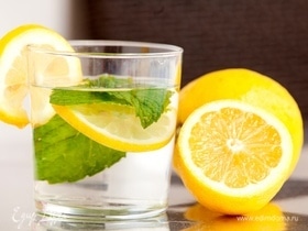 Гастроэнтеролог Вялов объяснил, до каких проблем доводит вода с лимоном