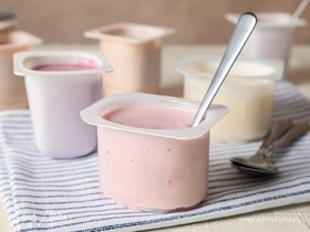 Сохранить витамины, пробиотики и кальций: стало известно, как нужно есть йогурт
