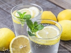 Не только мята и лимон: что еще можно добавить в стакан воды для пользы и вкуса