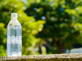 Опасна ли вода из бутылки, пролежавшей несколько часов на солнце?