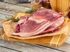 Шеф-повар назвал единственный случай, когда мясо нужно мыть перед приготовлением