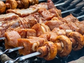 «Мерзкий вкус» и смертельная опасность: почему не стоит брать шашлык в магазине