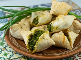 Ароматные лепешки с черемшой и сыром: весенний вкус на вашем столе
