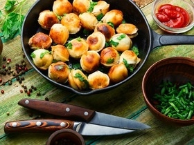 Секрет приготовления жареных пельменей раскрыл шеф-повар: без фирменного соуса никак
