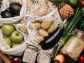 "В заботе о кишечнике": какие продукты наладят стул, объяснил доктор Мясников