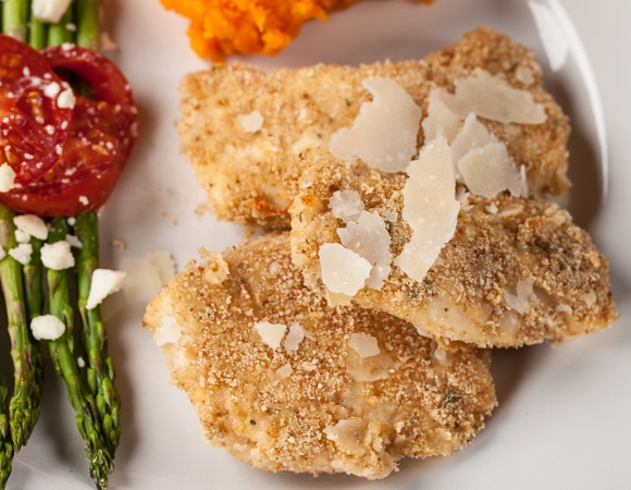 Куриная грудка в корочке из пармезана: хрустящее блюдо на замену наггетсам