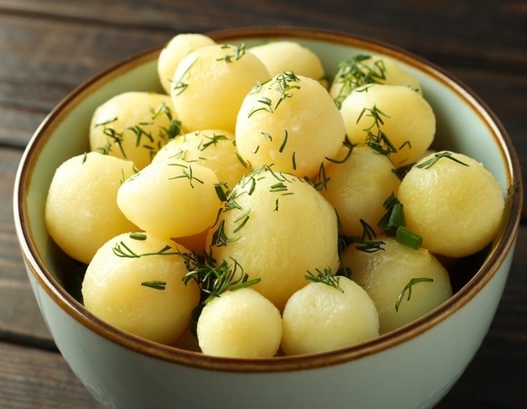 Как очистить молодой картофель за 2 минуты без ножа: лайфхак, который работает