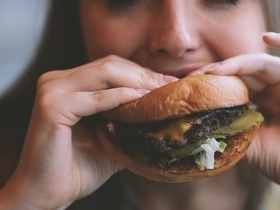 Не слабость, а инстинкт: ученые объяснили, почему в стрессе нас тянет на фастфуд