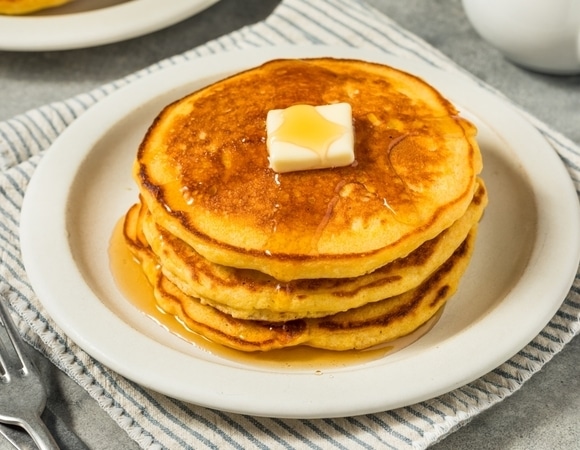 Кукурузные оладьи с ветчиной и сыром: рецепт, который легко заменяет привычный завтрак