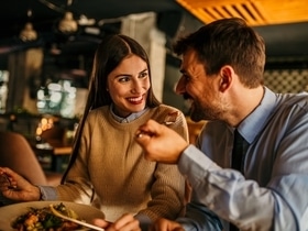 Теперь рестораны бронируют на шесть вечера: откуда взялся тренд на ранние ужины