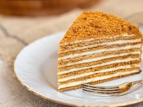 Как приготовить нежный медовик — главное угощение на Медовый Спас?