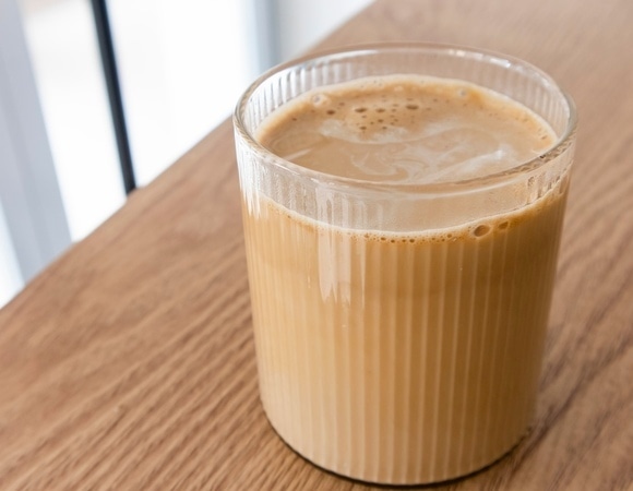 Кофе с молоком или сливками: как утренним ритуалом не навредить усвоению кальция?