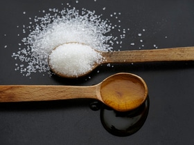 Можно ли использовать мед в качестве замены сахару? Можно ли использовать мед в качестве замены сахару?