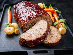 Просто тает во рту: как приготовить сочный мясной рулет "без заморочек"