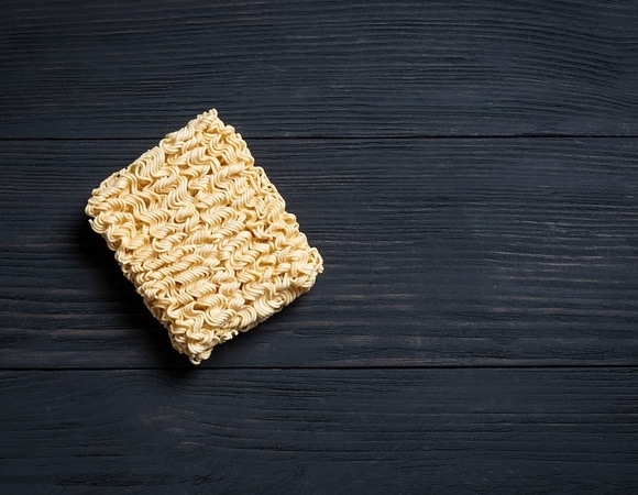 "Делать по инструкции": чем опасна привычка есть быструю лапшу "всухую"? "Делать по инструкции": чем опасна привычка есть быструю лапшу "всухую"?