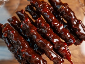 Как это делают в грузинском ресторане: рецепт чурчхелы с грецкими орехами