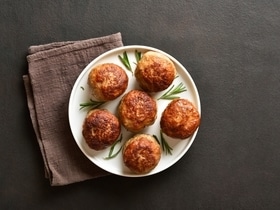 Забудьте про яйца: профессиональные повара используют этот трюк, чтобы котлеты не разваливались на сковороде