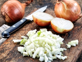 Без слез и нервов: этот метод нарезки лука спасет ваши руки и блюдо Без слез и нервов: этот метод нарезки лука спасет ваши руки и блюдо
