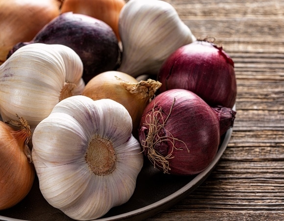 Защищают не только от простуды: у лука и чеснока нашли редкое свойство