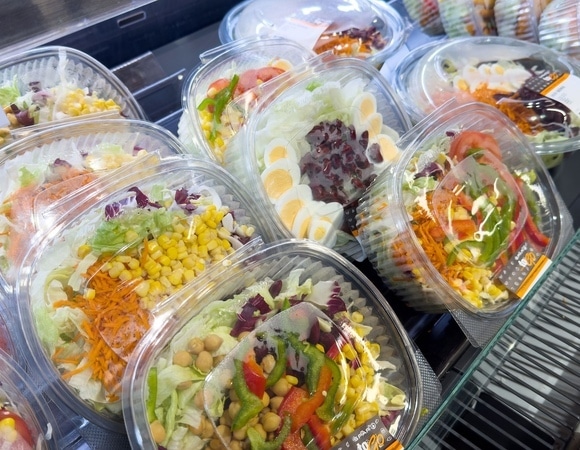 Готовим дома: эксперты объяснили, что опасного в салатах, роллах и горячей выпечке из магазинов Готовим дома: эксперты объяснили, что опасного в салатах, роллах и горячей выпечке из магазинов