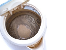 Накипь в чайнике увеличивает расходы на электроэнергию: вот как от нее избавиться Накипь в чайнике увеличивает расходы на электроэнергию: вот как от нее избавиться