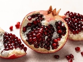 Драгоценный во всех смыслах: 5 причин есть гранат в сезон — не просто вкусно и красиво Драгоценный во всех смыслах: 5 причин есть гранат в сезон — не просто вкусно и красиво