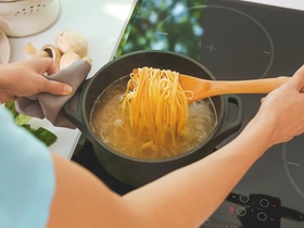 "На глазок" не получается? Используем ладошку! Лайфхак, как отмерить нужное количество спагетти для оптимальной порции "На глазок" не получается? Используем ладошку! Лайфхак, как отмерить нужное количество спагетти для оптимальной порции