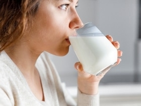 "Запивать нужно": доктор Мясников ответил на вопрос, можно ли употреблять молочные продукты и при приеме антибиотиков "Запивать нужно": доктор Мясников ответил на вопрос, можно ли употреблять молочные продукты и при приеме антибиотиков