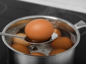 Кулинарам объяснили, почему нельзя варить яйца в одной воде с овощами Кулинарам объяснили, почему нельзя варить яйца в одной воде с овощами