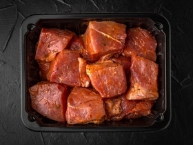 Правда ли, что маринадом скрывают испорченное мясо? Пищевой эксперт объяснила, можно ли доверять магазинам