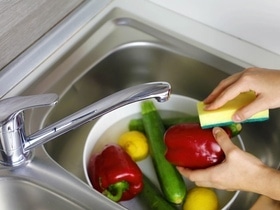 Воды мало! Паразитолог рассказал, как моет фрукты и овощи