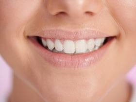 "Разъедает ослабленную эмаль": это популярное народное средство для отбеливания разрушает зубы