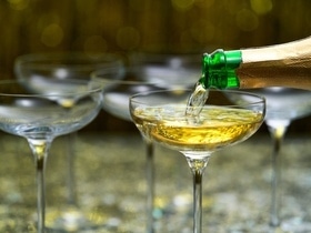 Нарколог Шуров озвучил веский повод отказаться от шампанского — да, даже в Новый год