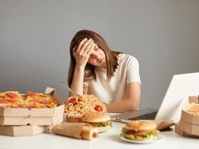 "Еда становится способом справляться с эмоциями" — психолог рассказала как остановить переедание и разорвать цикл срывов "Еда становится способом справляться с эмоциями" — психолог рассказала как остановить переедание и разорвать цикл срывов