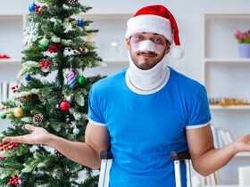 Не в бровь, а в глаз: что делать, если во время празднования Нового года случилась травма