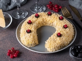 Новогодний салат "Подкова" на счастье: в год Лошади должен появиться на столе Новогодний салат "Подкова" на счастье: в год Лошади должен появиться на столе