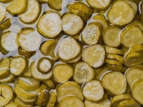 "Еще печенье": эксперты "Едим Дома" раскрыли, как оригинально используют огуречный рассол