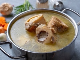 Когда лучше пить костный бульон? Оказывается, для этого блюда есть "удачное время суток"