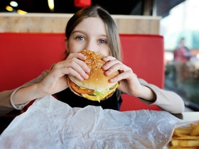 От избытка фастфуда в рационе у школьниц растут усы? Врачи объяснили, так ли это на самом деле