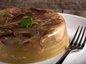 Ну и что, что коллаген? Эксперт развеяла миф о безусловной пользе холодца для суставов