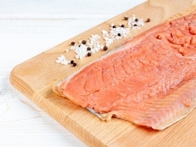 Домашняя слабосоленая горбуша и дешевле, и полезнее — нашли незаменимый перед Новым годом рецепт Домашняя слабосоленая горбуша и дешевле, и полезнее — нашли незаменимый перед Новым годом рецепт