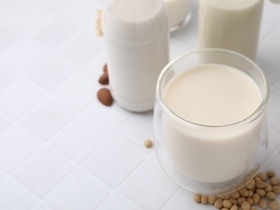 Скисает ли растительное молоко? Диетолог Мухина объяснила, как распознать окончательно испорченный продукт