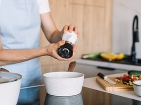 Спросили у шеф-повара, можно ли солить суп только перед подачей — есть аргументы "за" и "против" Спросили у шеф-повара, можно ли солить суп только перед подачей — есть аргументы "за" и "против"