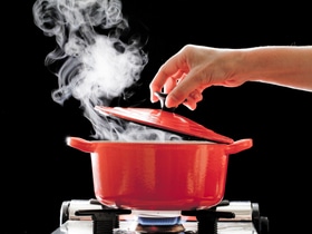 Вам никогда не придет в голову добавить это в суп, однако опытный кулинар советует именно этот ингредиент